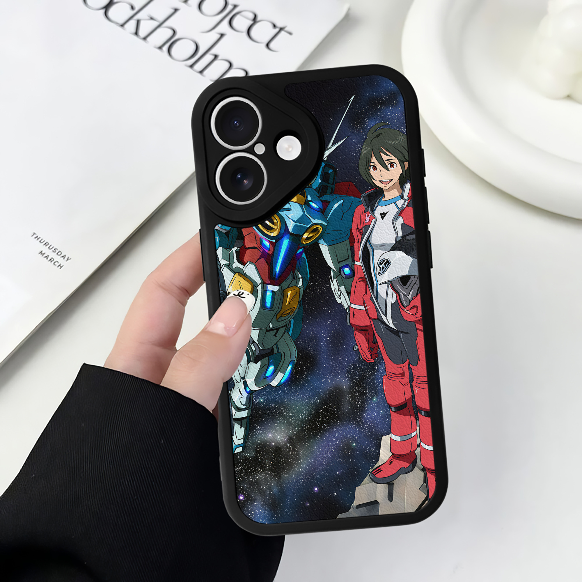 （画像用） 機動戦士ガンダム Mobile Suit Gundam 【iPhone 16シリーズ対応】シリコンスマホケース（レザー調） 材質：シリコン